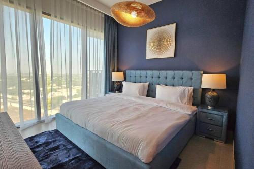 Luxury 3 Bed + Maid Room in Downtown Apt With Burj Khalifa View في دبي: غرفة نوم بسرير كبير ونافذة كبيرة