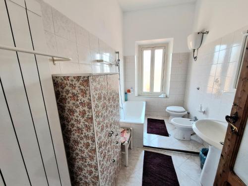 y baño con ducha, aseo y lavamanos. en CASA MARIA Castel del Piano appartamento vista montagna in zona centrale en Castel del Piano