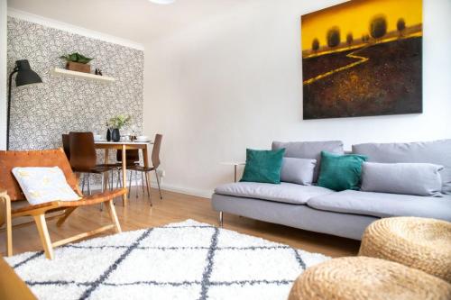 uma sala de estar com um sofá e uma mesa em GuestReady - Homely Leeds City Apartment Sleep 4 em Meanwood