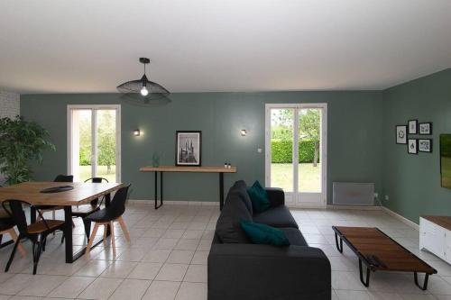 un salon avec un canapé et une table dans l'établissement Gîte Le 31 Bis, en centre ville avec jardin., à Blaye