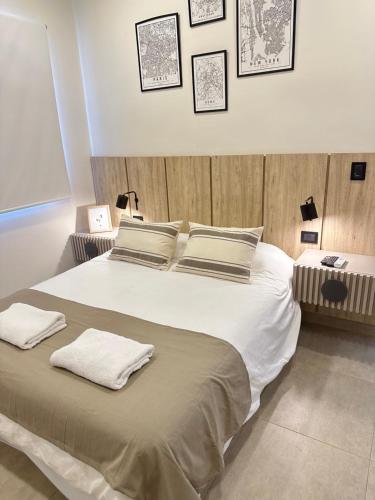 ein Schlafzimmer mit einem großen Bett mit weißer Bettwäsche und Kissen in der Unterkunft Casa Ceibo - Bon Repos in Yerba Buena