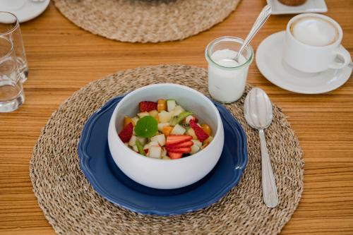 スウェレンダムにあるLa Sostaのテーブルの上にはフルーツのボウルとミルクのボウルが置かれている