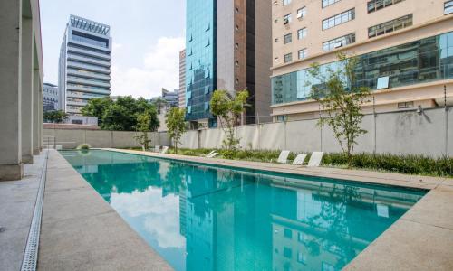 uma piscina numa cidade com edifícios altos em Tabas - VN Gomes de Carvalho em São Paulo