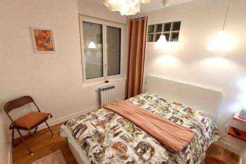 Un pat sau paturi într-o cameră la La Suite Pomme, ultra cosy