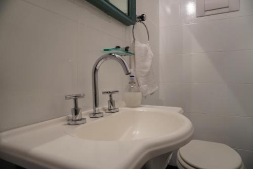 bagno bianco con lavandino e servizi igienici di M Pugliese Amplio, cómodo y luminoso a metros del subte a Buenos Aires
