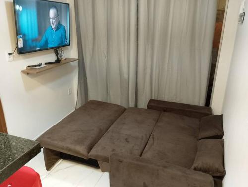 sala de estar con sofá y TV de pantalla plana en Apartamento novo e confortável en Belém