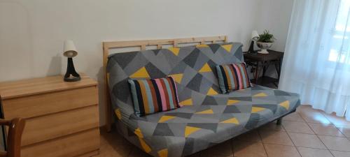a couch sitting in a living room with a table at Appartamento Rialdoli in Scandicci