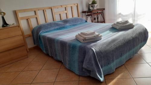 a bedroom with a bed with two towels on it at Appartamento Rialdoli in Scandicci