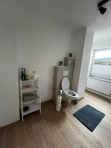 a small bathroom with a toilet and a window at Ferienwohnung Peters (EG) in Hünfeld