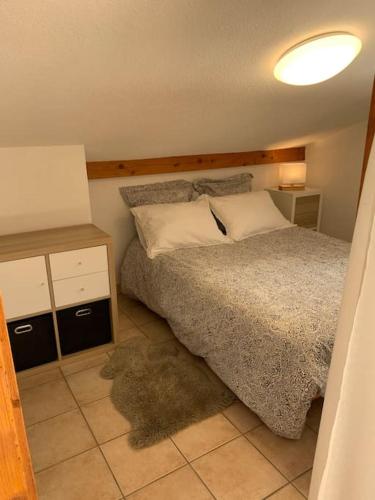 - une petite chambre avec un lit et une table de chevet dans l'établissement Appartement vue piste de ski, à Praz-sur-Arly