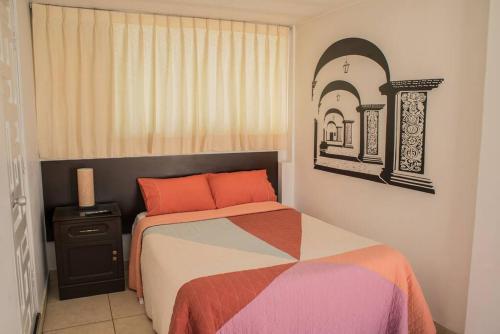 um quarto com uma cama com almofadas laranja em Villa Arequipa em Arequipa