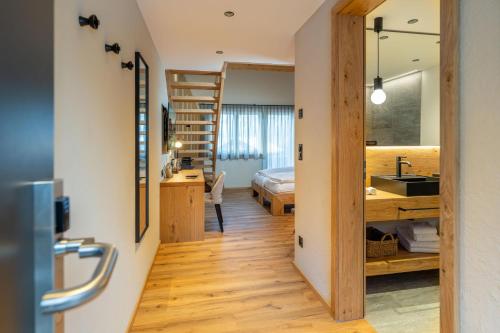Habitación con lavabo y dormitorio con litera. en Mountain Lodge en Grächen