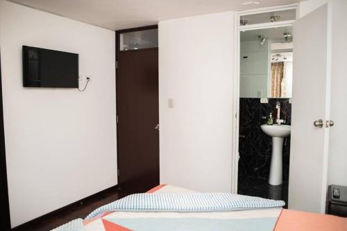 um quarto com uma cama, um lavatório e um espelho em Villa Arequipa em Arequipa