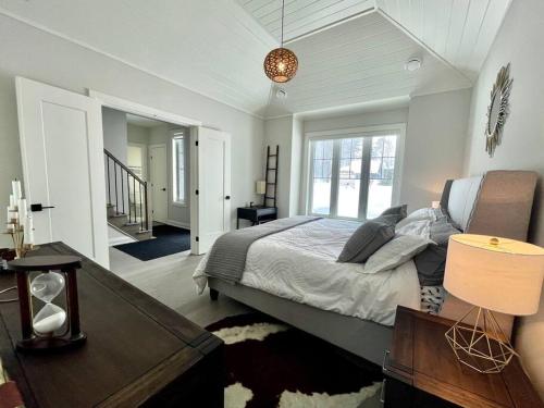ein Schlafzimmer mit einem großen Bett in einem Zimmer in der Unterkunft Cozy Muskoka 4-bedroom cottage on Lake Rosseau in Minett