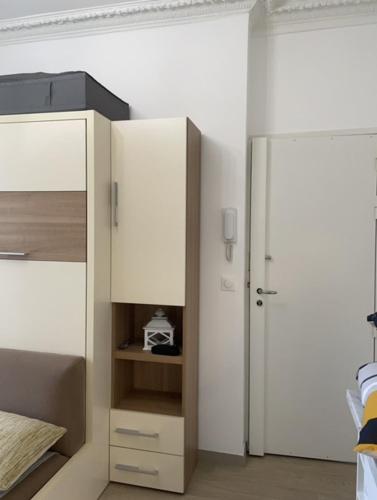 - une chambre avec un lit et une armoire blanche dans l'établissement Appartement Vincennes cozy, à Vincennes