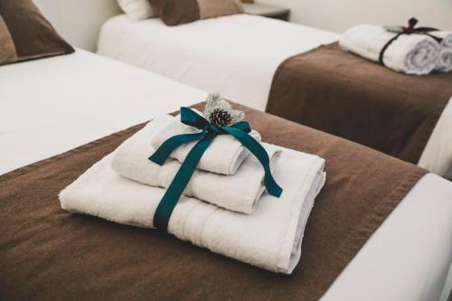 pokój hotelowy z 2 łóżkami, ręcznikami i łukiem w obiekcie Alloggi alla Rotonda 