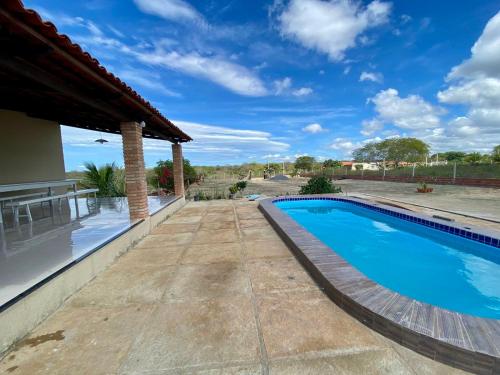 einen Pool in einer Villa mit Aussicht in der Unterkunft Chácara Moreira in Tianguá