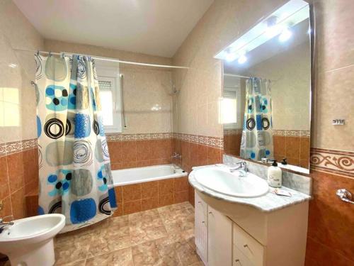 Ένα μπάνιο στο Villa with private pool and BBQ near Lloret de Mar