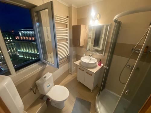 La salle de bains est pourvue de toilettes, d'un lavabo et d'une douche. dans l'établissement Heart of the city Old Town, à Bucarest