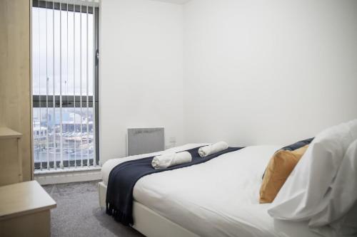 a bedroom with a large bed and a large window at GuestReady - City Centre Apartment, Sleep 4 in Hunslet