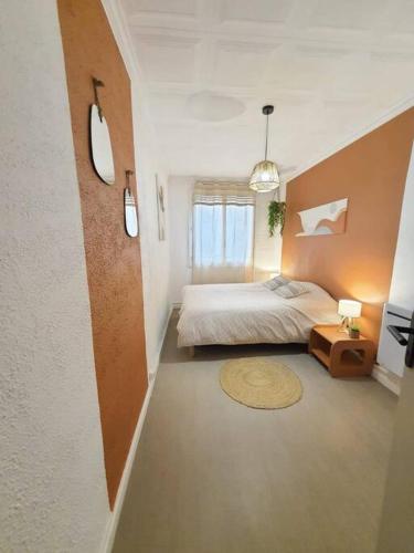 une chambre avec un grand lit et une fenêtre dans l'établissement Appart village Gruissan : le flamant-rose, à Gruissan