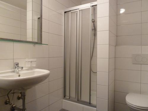 La salle de bains est pourvue d'une douche et d'un lavabo. dans l'établissement Haus Paznaun, à Kappl