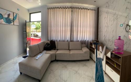 een woonkamer met een bank en een stoel bij MILANO SUITE in San Ramón