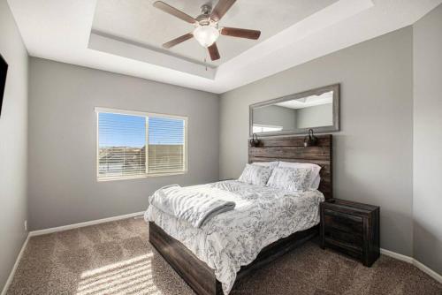 1 dormitorio con 1 cama y ventilador de techo en Stylish Retreat Master Suite, en Omaha