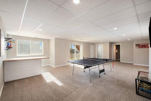 Stolní tenis v ubytování Stylish Retreat Master Suite nebo okolí