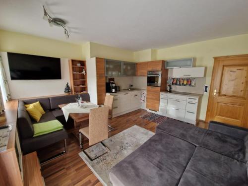 uma sala de estar com um sofá e uma mesa em Apartment Eva em Sonnberg
