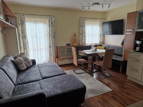 ein Wohnzimmer mit einem Sofa und einem Tisch in der Unterkunft Apartment Eva in Sonnberg