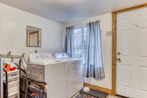 lavadero con lavadora y ventana en Pacific Crest Trail House, en Cascade Locks