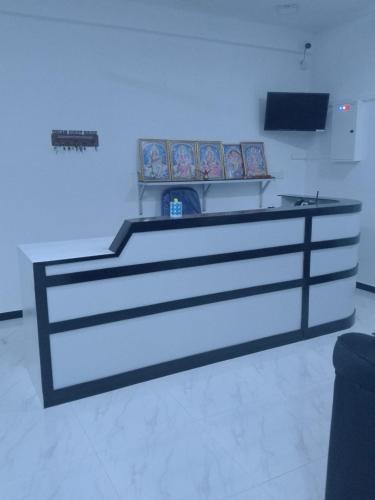 un comptoir noir et blanc dans une pièce dans l'établissement Dream Guest House, à Trincomalee