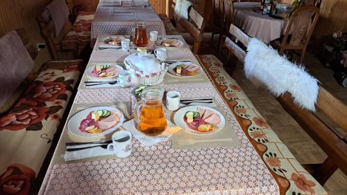 un lungo tavolo con piatti di cibo sopra di Vidiecky dom a Stará Bašta