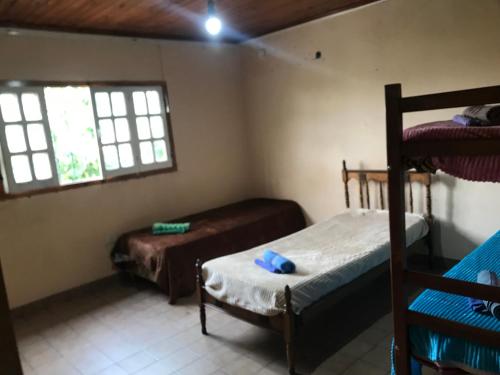 1 dormitorio con 2 literas y ventana en La Casa de la Pastora en Salta
