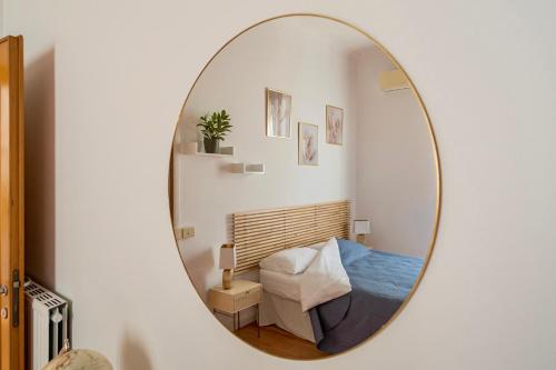 een slaapkamer met een bed en een spiegel bij Casa Blu Testaccio in Rome