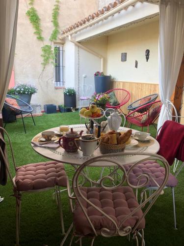 une table avec de la nourriture dessus dans une cour dans l'établissement La promesse de l aude, à Sallèles-dʼAude