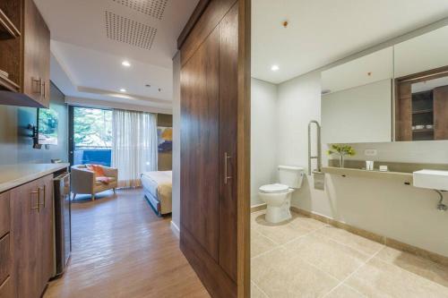 uma casa de banho com um lavatório e um WC num quarto em Calucé Hab310 ElTesoro by Letoh em Medellín