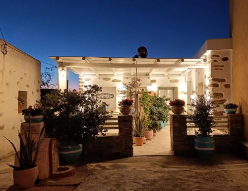 budynek z doniczkami na boku w obiekcie Vintage House Naxos w mieście Glinado Naxos