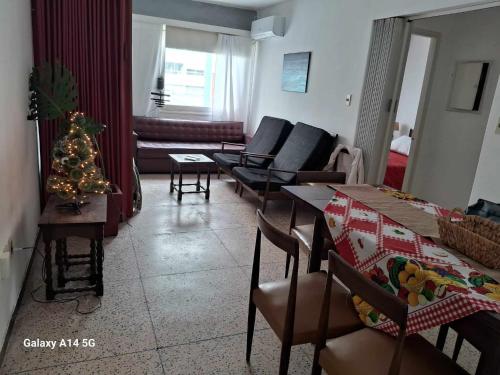 una sala de estar con un árbol de Navidad y un sofá en APTO EN PUNTA DEL ESTE PENÍNSULA LIBRE 31ENE AL 5 FEBr! para 4p, en Punta del Este