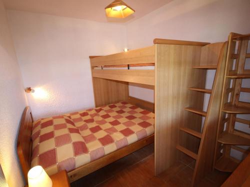 - une petite chambre avec des lits superposés et un sol en damier dans l'établissement Beau studio cabine confortable aux Saisies, Sud, TV, lave-vaisselle, lave-linge - FR-1-293-141, à Hauteluce