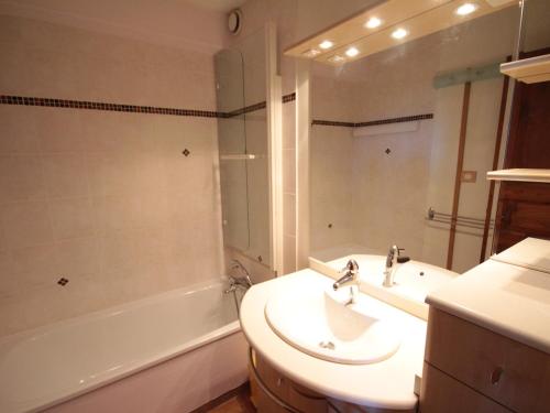 y baño con lavabo y bañera. en Studio Hauteluce, 1 pièce, 5 personnes - FR-1-293-141 en Hauteluce