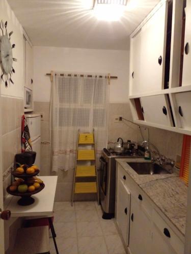 una cocina con fregadero y una escalera amarilla. en APTO EN PUNTA DEL ESTE PENÍNSULA LIBRE 31ENE AL 5 FEBr! para 4p, en Punta del Este