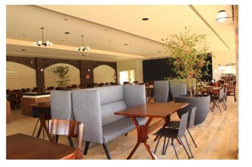 Praias do Lago Eco Resort 1 quarto في كالدس نوفاس: غرفة طعام مع طاولات وكراسي في مطعم