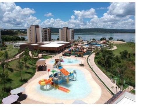 Praias do Lago Eco Resort 1 quarto في كالدس نوفاس: اطلالة جوية على حديقة مائية مع زحليقة مائية