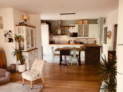 cocina con mesa y sillas en una habitación en Logement F3 moderne, un petit paradis a Paris !, en Le Plessis-Robinson