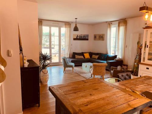 un salon avec un canapé et une table dans l'établissement Logement F3 moderne, un petit paradis a Paris !, au Plessis-Robinson