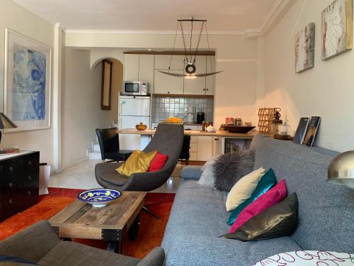 ein Wohnzimmer mit einem Sofa und einem Tisch in der Unterkunft Gemütliches Appartement in Ano Poli in Thessaloniki
