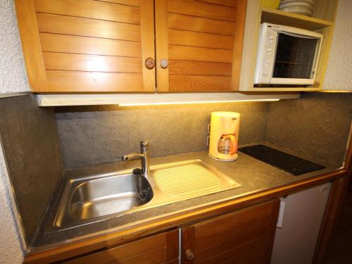 a kitchen counter with a sink and a microwave at Studio Les Saisies, 1 pièce, 4 personnes - FR-1-293-167 in Les Saisies