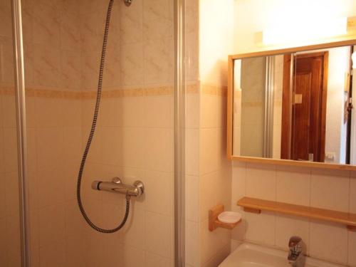 y baño con ducha y lavamanos. en Studio Hauteluce, 2 pièces, 4 personnes - FR-1-293-218 en Hauteluce